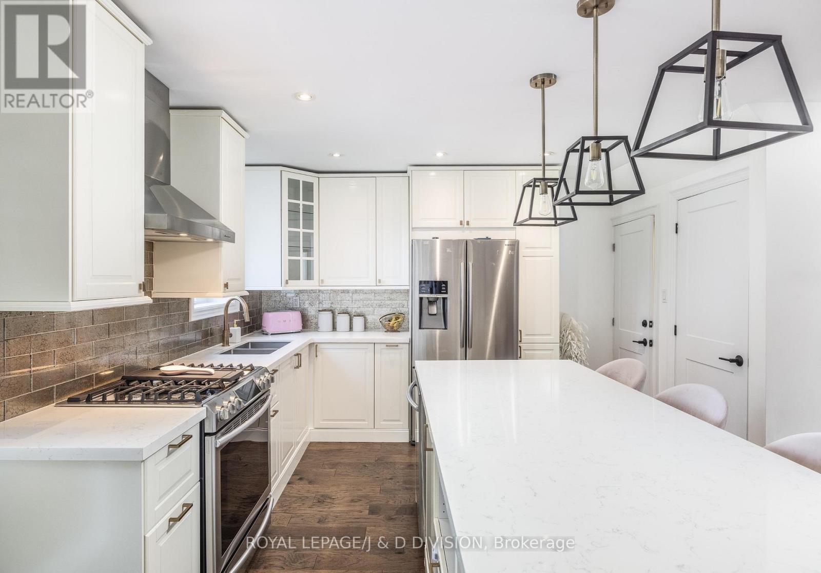6 LANKIN BOULEVARD - 25