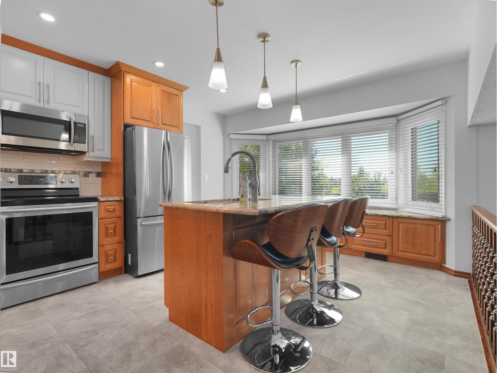 7357 18 AV NW - 10
