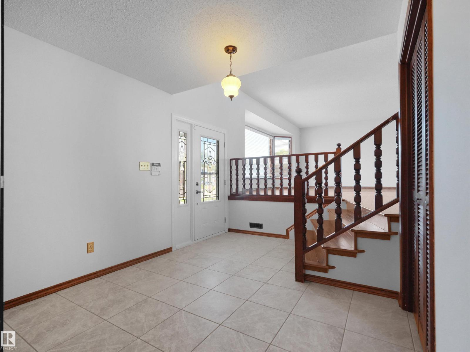 7357 18 AV NW - 7