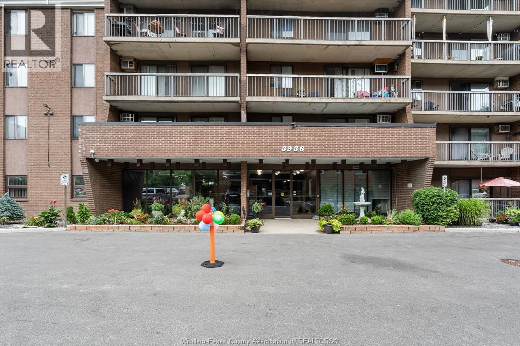 #805 3936 WYANDOTTE STREET - 35