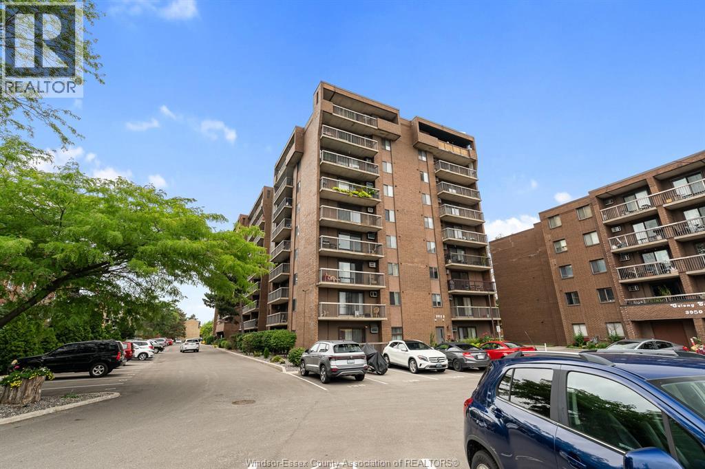 #805 3936 WYANDOTTE STREET - Image 32