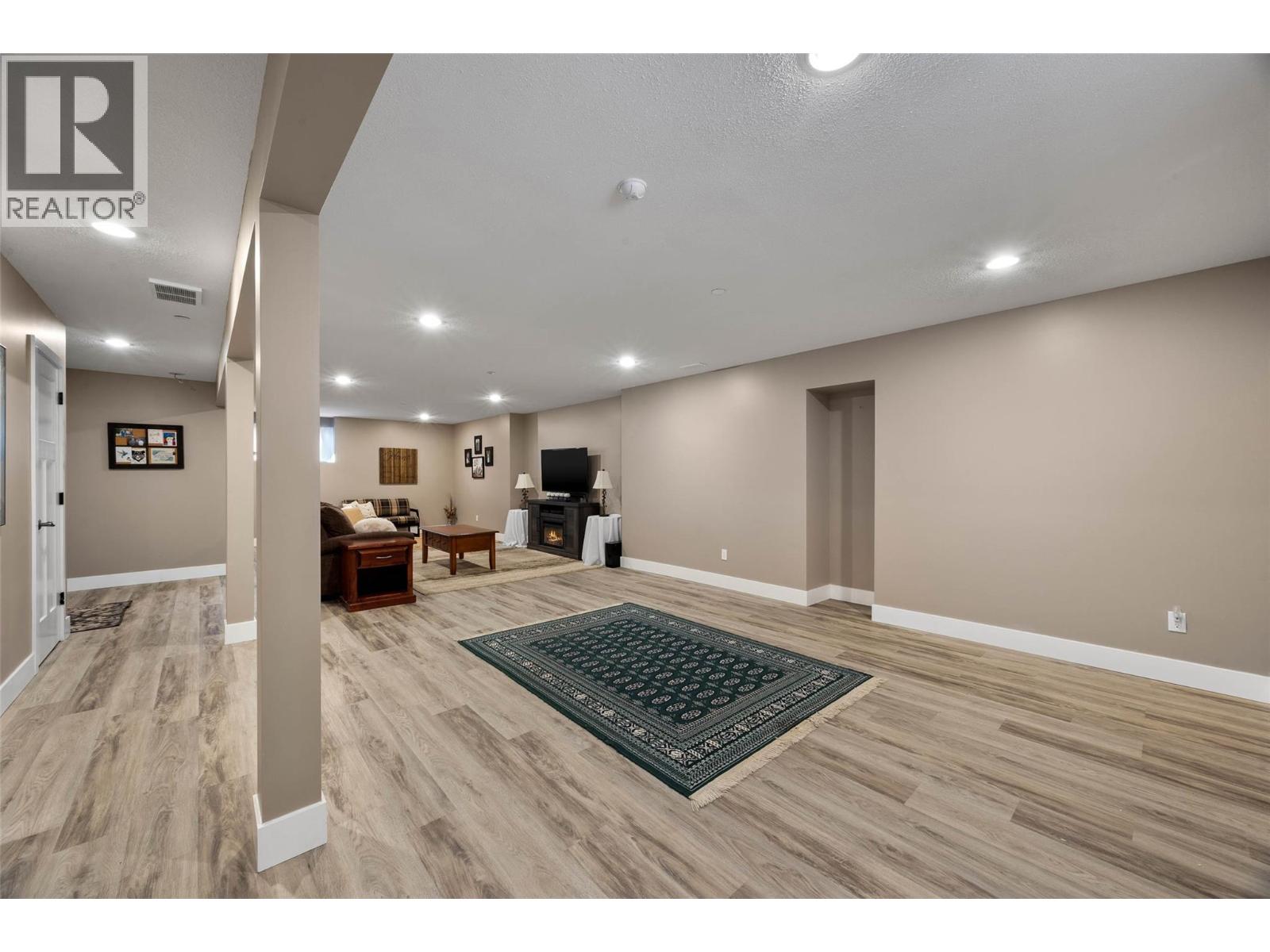 8913 Grizzly Crescent - Image 38