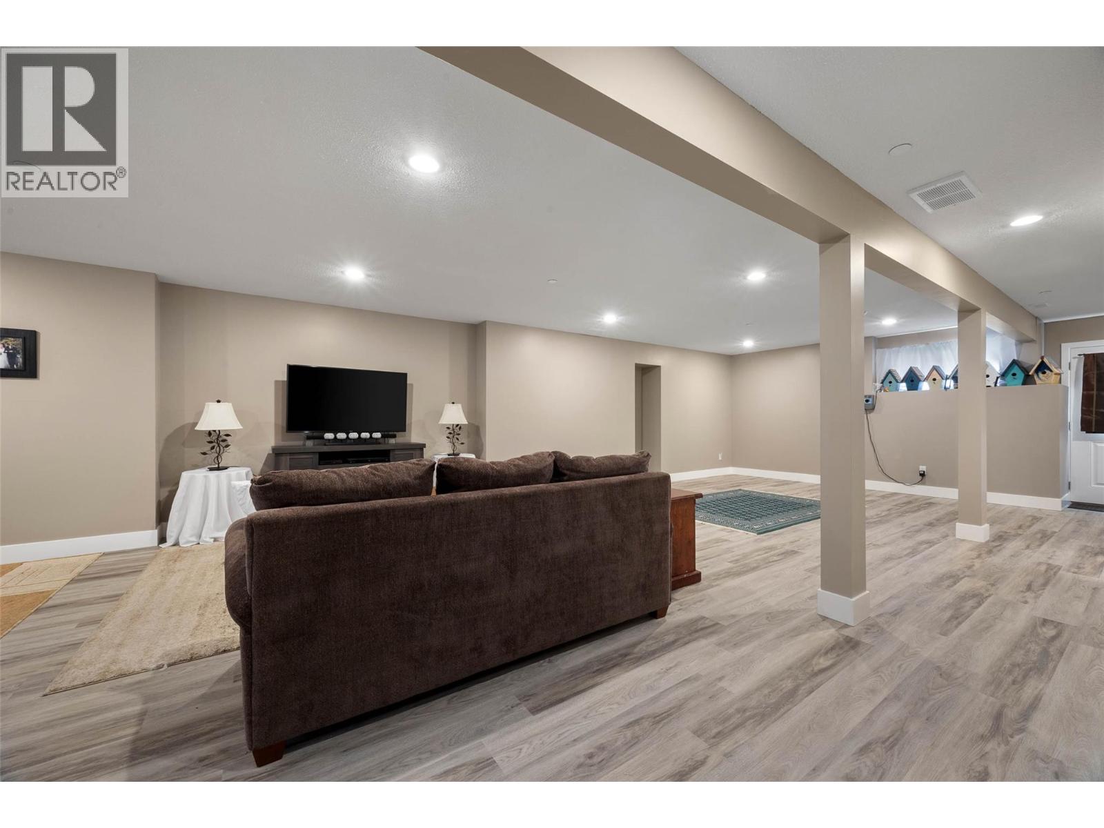 8913 Grizzly Crescent - Image 41