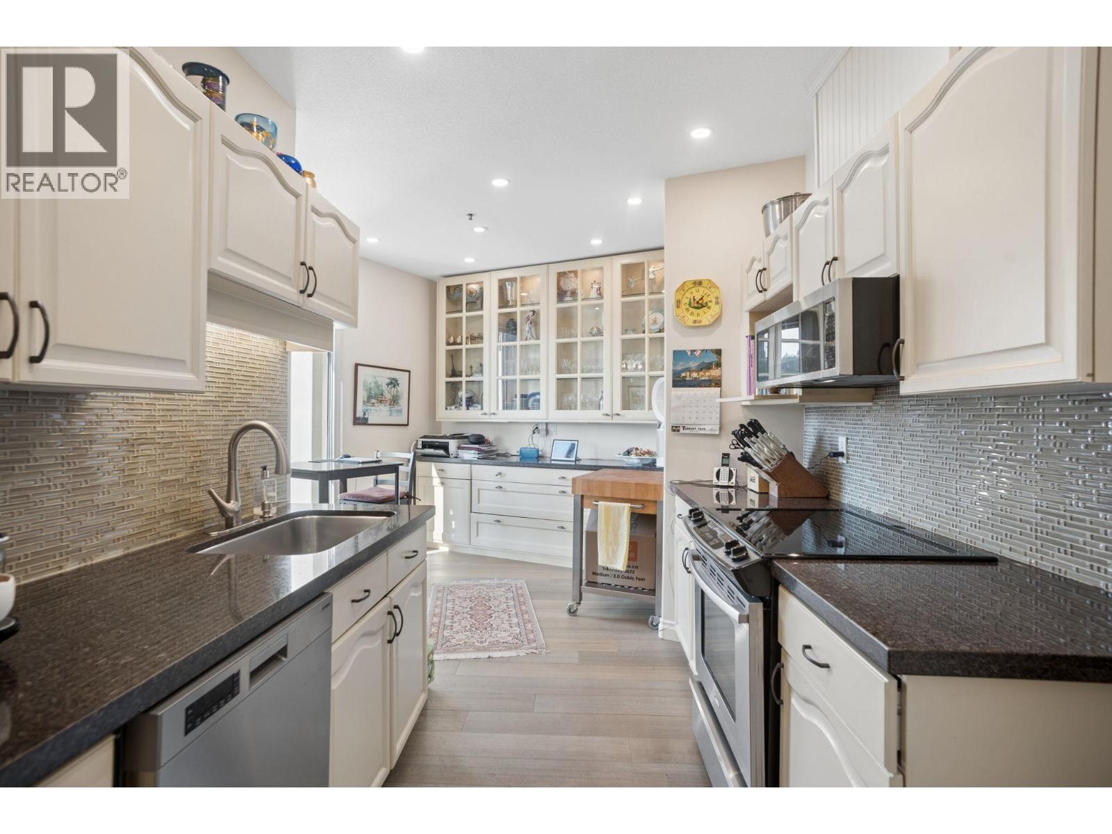401 2 RENAISSANCE SQUARE, New Westminster