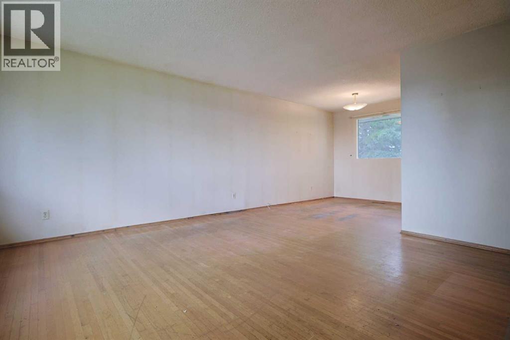 93 Winslow Crescent SW - 4