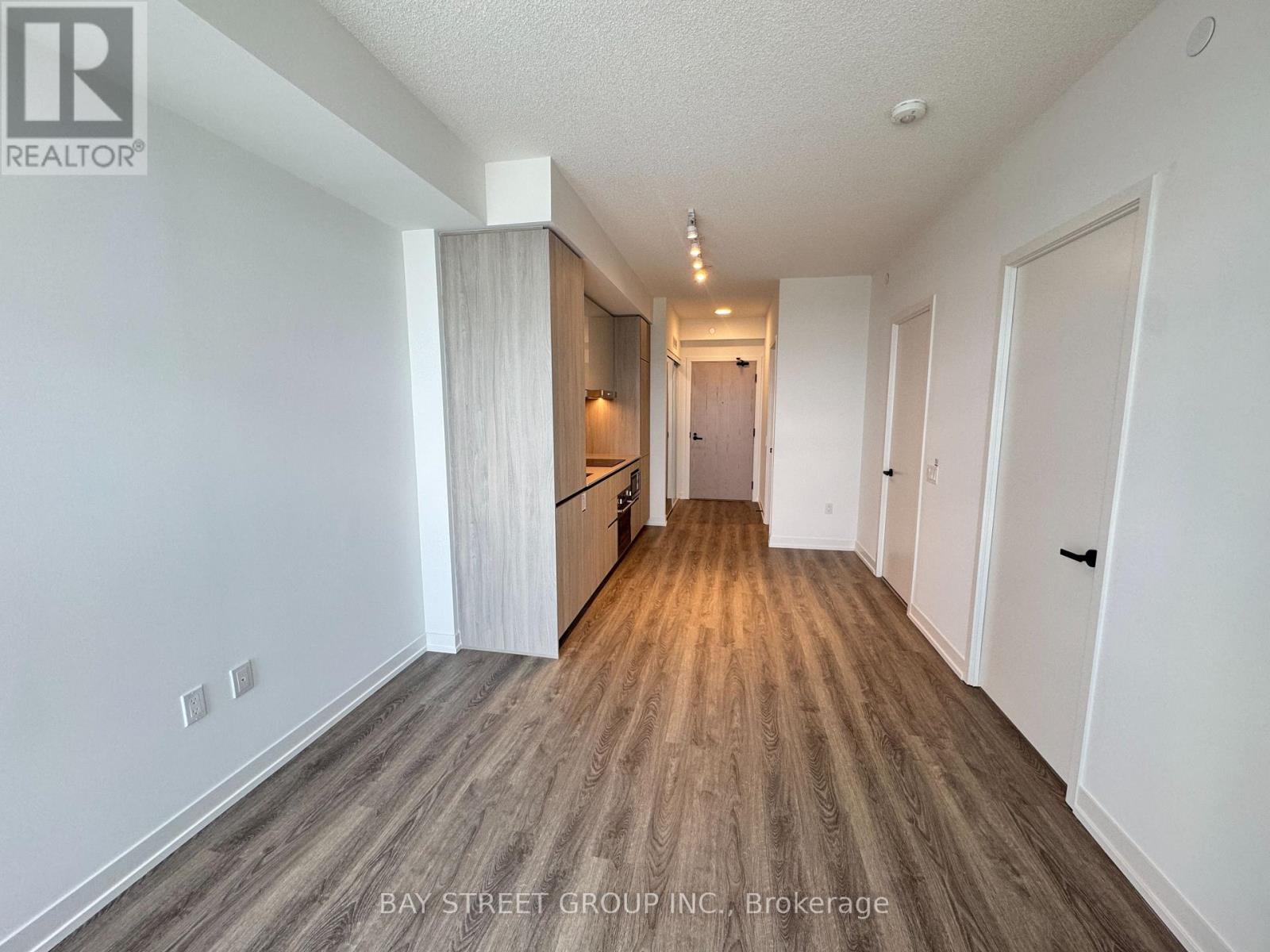 #5510 8 INTERCHANGE WAY - 12