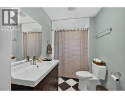 Full bathroom - 411 Christison Road Sw, Salmon Arm, BC V1E3B4 Photo 7