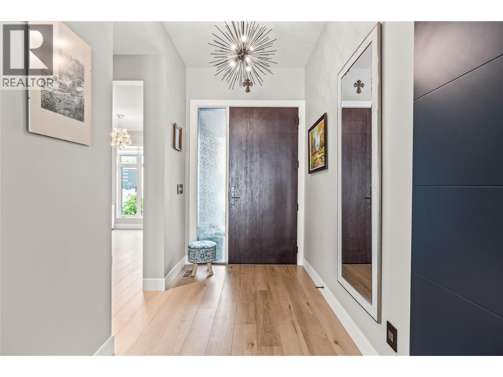 9814 Beacon Hill Crescent - 8