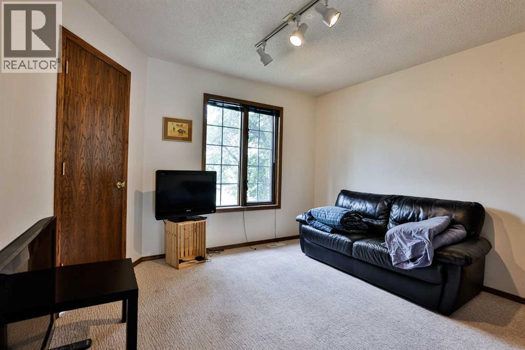 936 13 Street S - 14