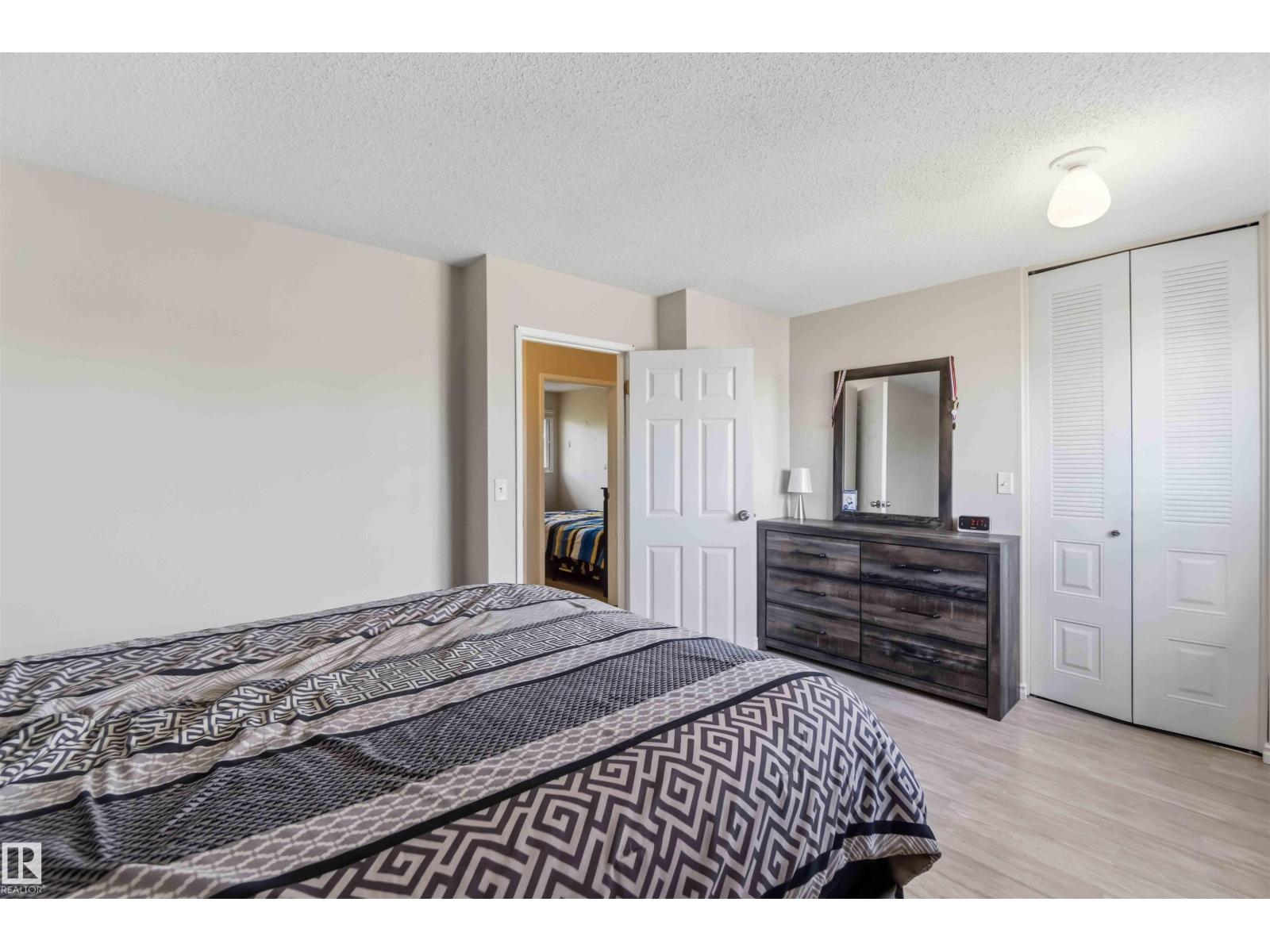 4210 49 ST - 32
