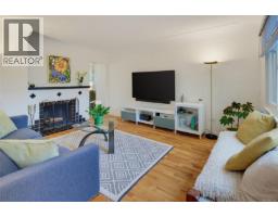 Living room - 1752 Kisber Ave, Saanich, BC V8P2W7 Photo 6