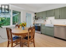 1752 Kisber Ave, Saanich, BC V8P2W7 Photo 13