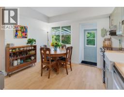1752 Kisber Ave, Saanich, BC V8P2W7 Photo 9