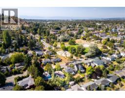 1752 Kisber Ave, Saanich, BC V8P2W7 Photo 30
