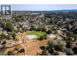 1752 Kisber Ave, Saanich, BC V8P2W7 Photo 32