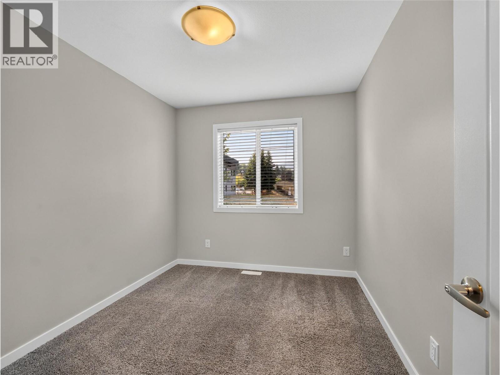 #13 2081 11 Avenue NE - 18