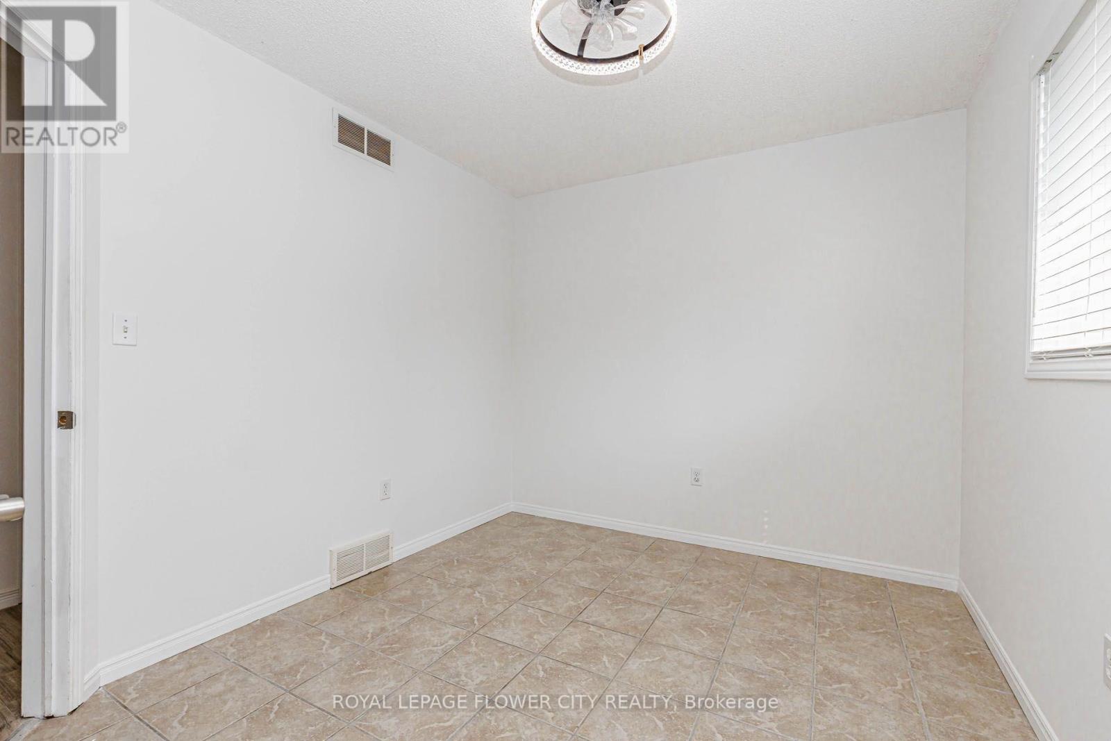 47 QUEENSWAY DRIVE - 38