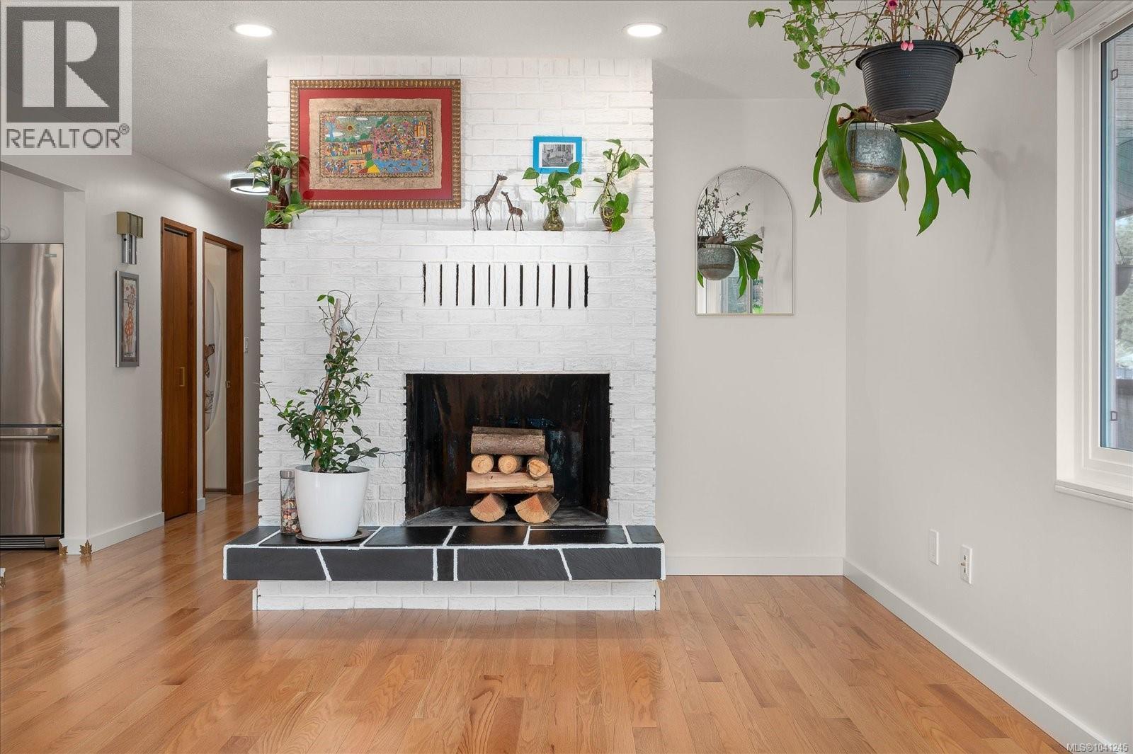 11041 Chemainus Rd - 9