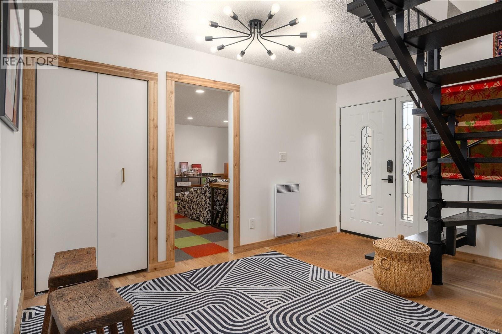 11041 Chemainus Rd - Image 23