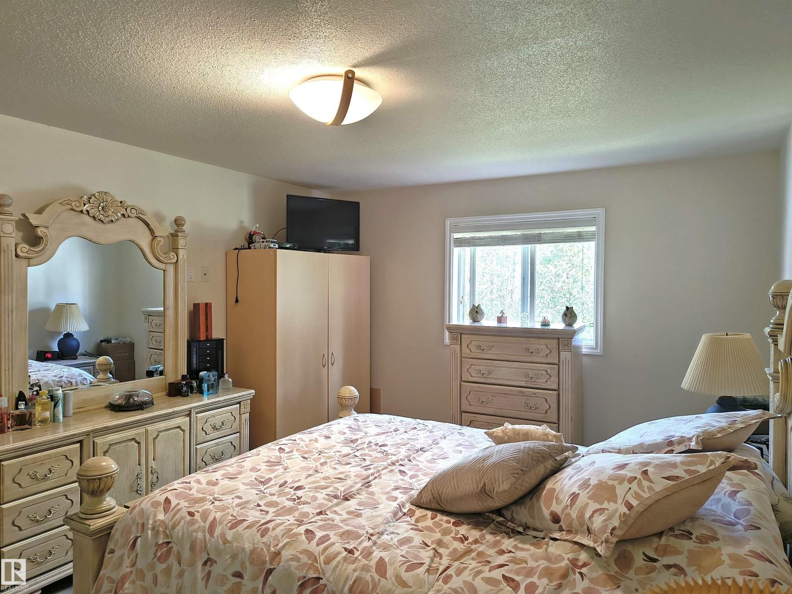 3512 45 ST - 19