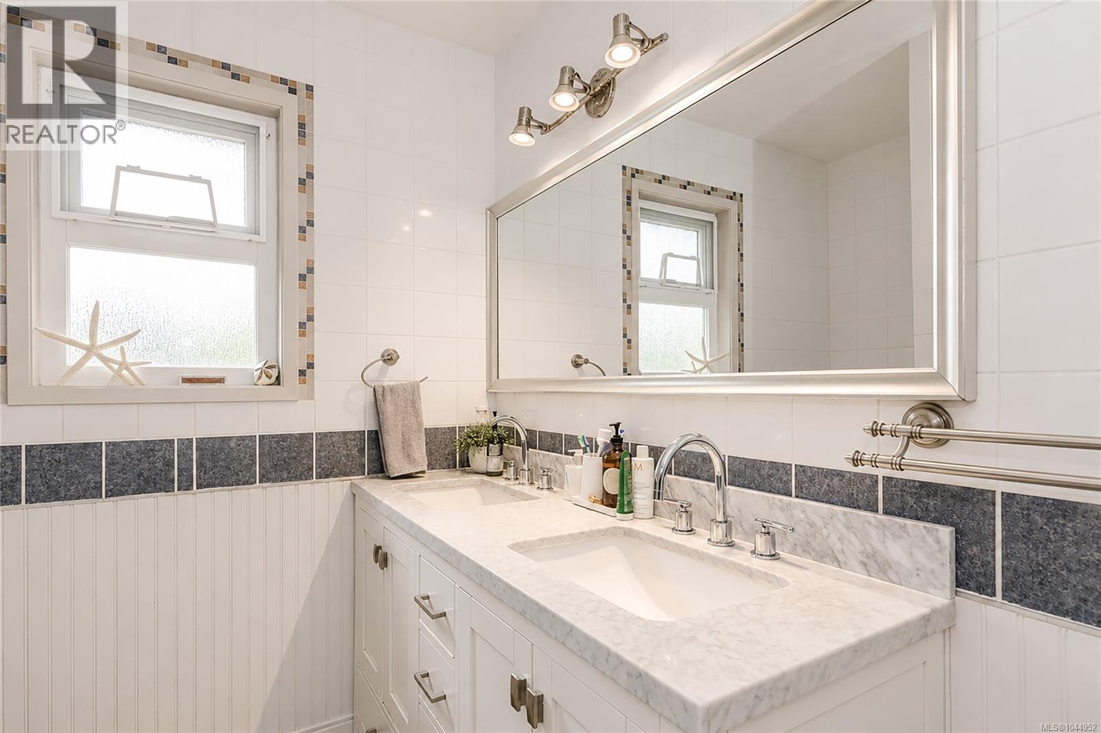  987 Nicholson Street, Saanich