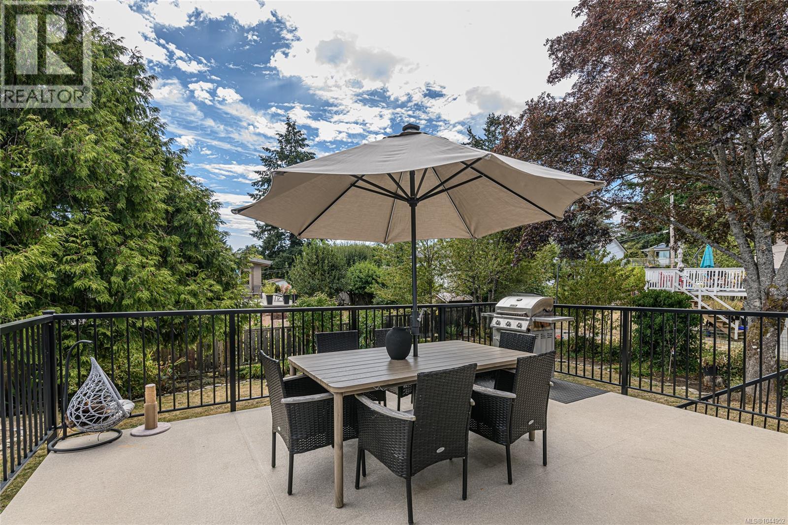  987 Nicholson Street, Saanich