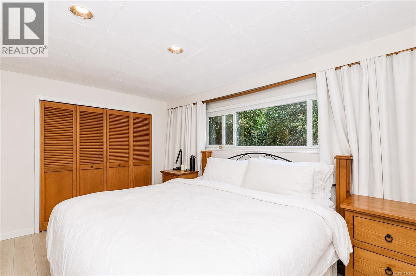  987 Nicholson Street, Saanich