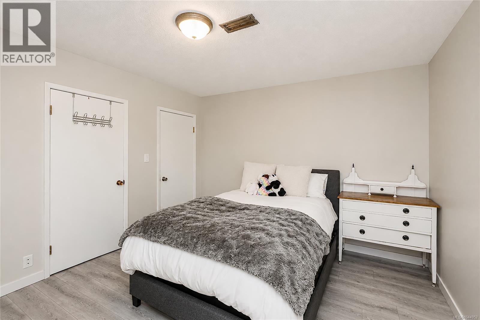  987 Nicholson Street, Saanich