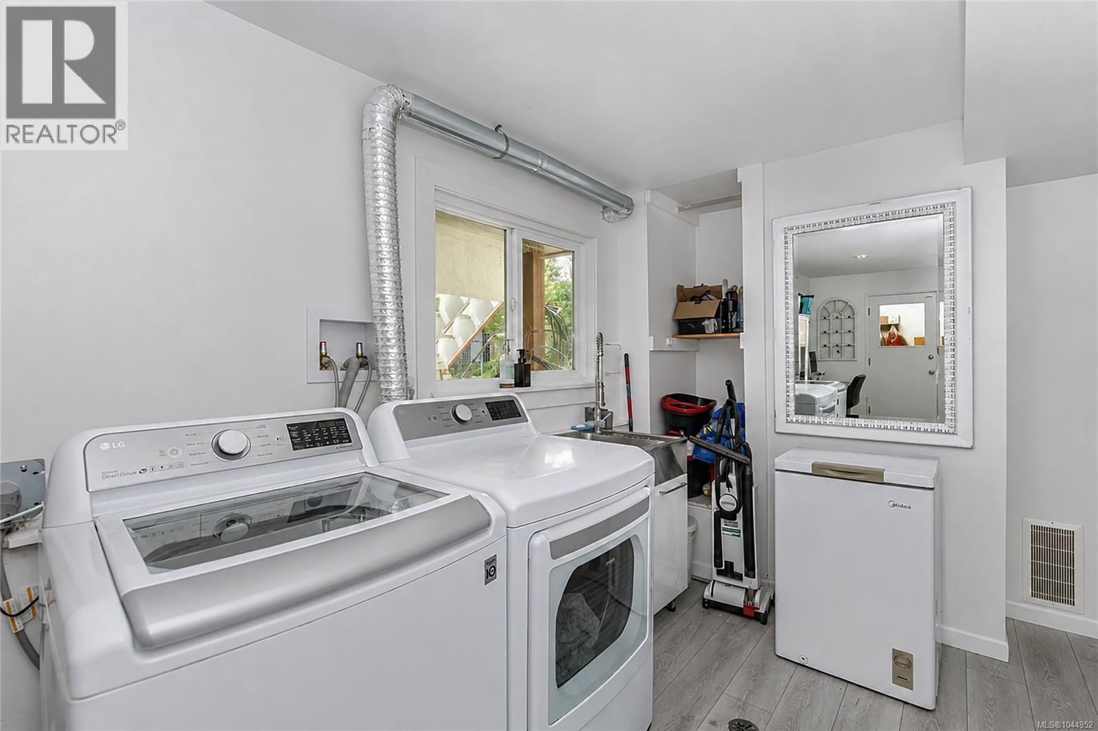  987 Nicholson Street, Saanich
