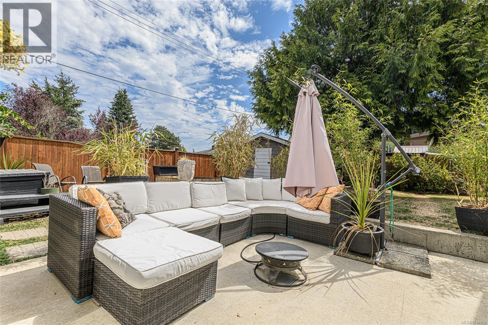  987 Nicholson Street, Saanich