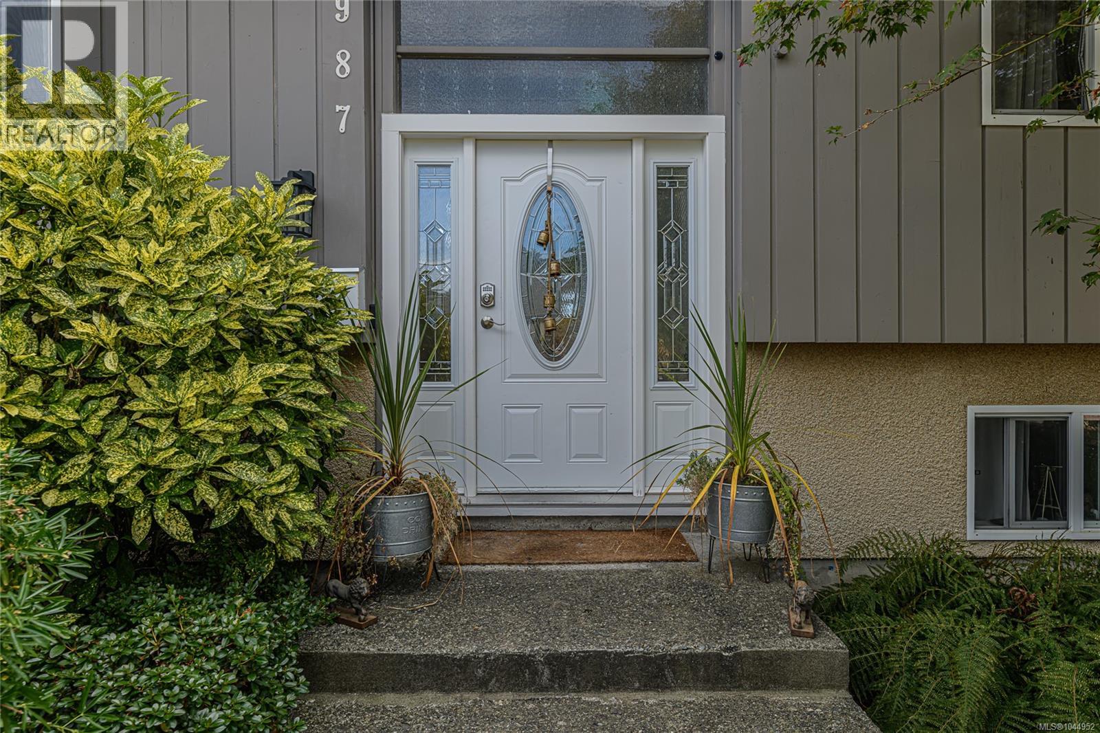 987 Nicholson Street, Saanich