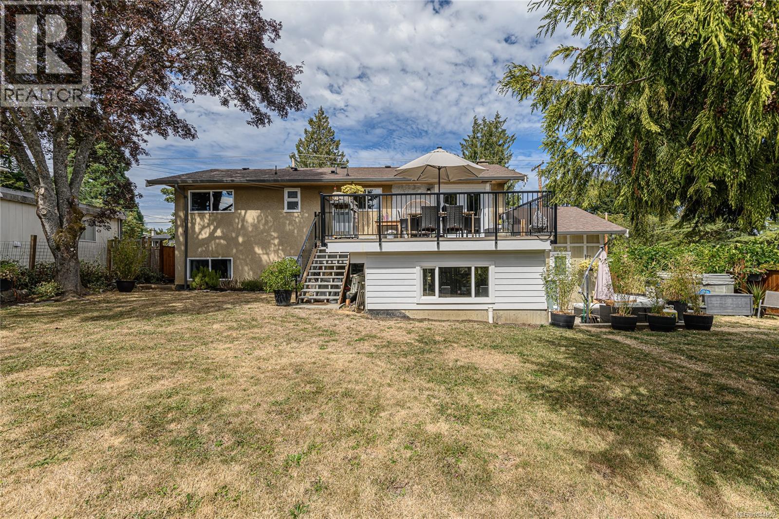  987 Nicholson Street, Saanich