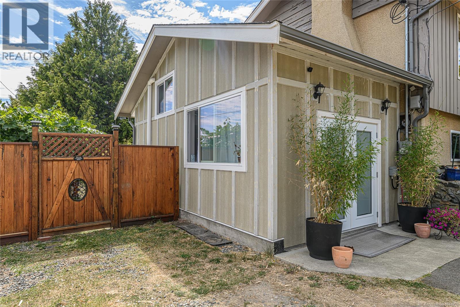  987 Nicholson Street, Saanich