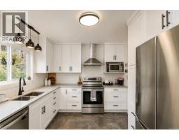 Bathroom - 987 Nicholson St, Saanich, BC V8X3K9 Photo 10