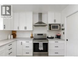 Primary Bedroom - 987 Nicholson St, Saanich, BC V8X3K9 Photo 11