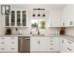 Kitchen - 987 Nicholson St, Saanich, BC V8X3K9 Photo 12