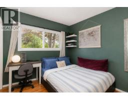 Living room - 987 Nicholson St, Saanich, BC V8X3K9 Photo 14