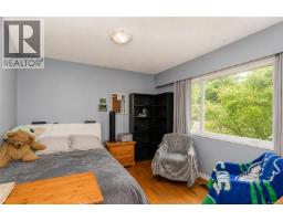 987 Nicholson St, Saanich, BC V8X3K9 Photo 15