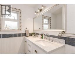987 Nicholson St, Saanich, BC V8X3K9 Photo 17