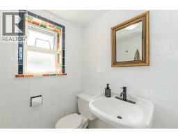 987 Nicholson St, Saanich, BC V8X3K9 Photo 25