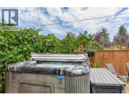 987 Nicholson St, Saanich, BC V8X3K9 Photo 38