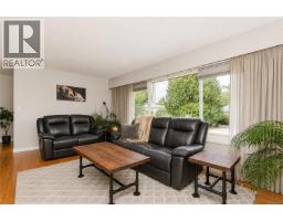 Bedroom - 987 Nicholson St, Saanich, BC V8X3K9 Photo 7