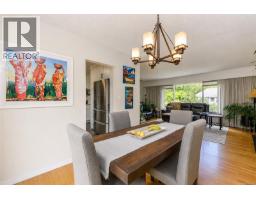 Bathroom - 987 Nicholson St, Saanich, BC V8X3K9 Photo 9