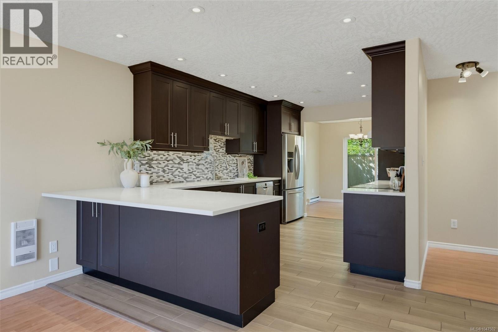  637 Jolly Place, Saanich