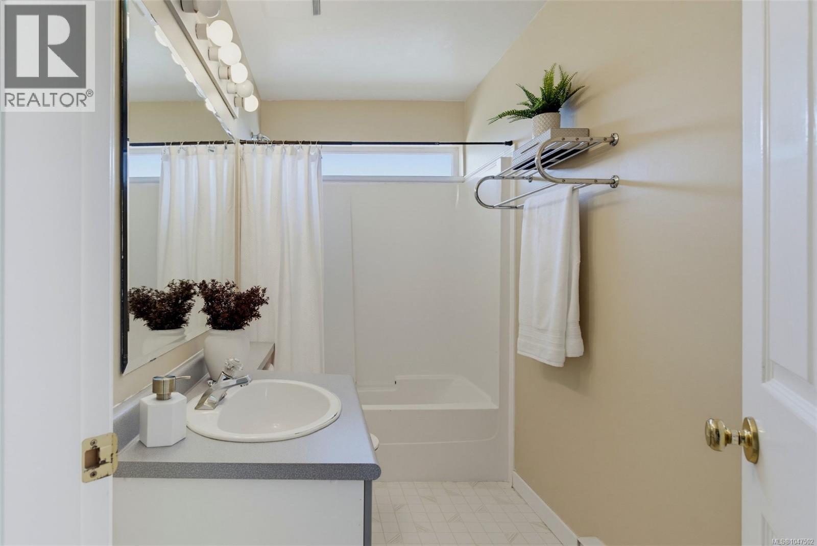  637 Jolly Place, Saanich