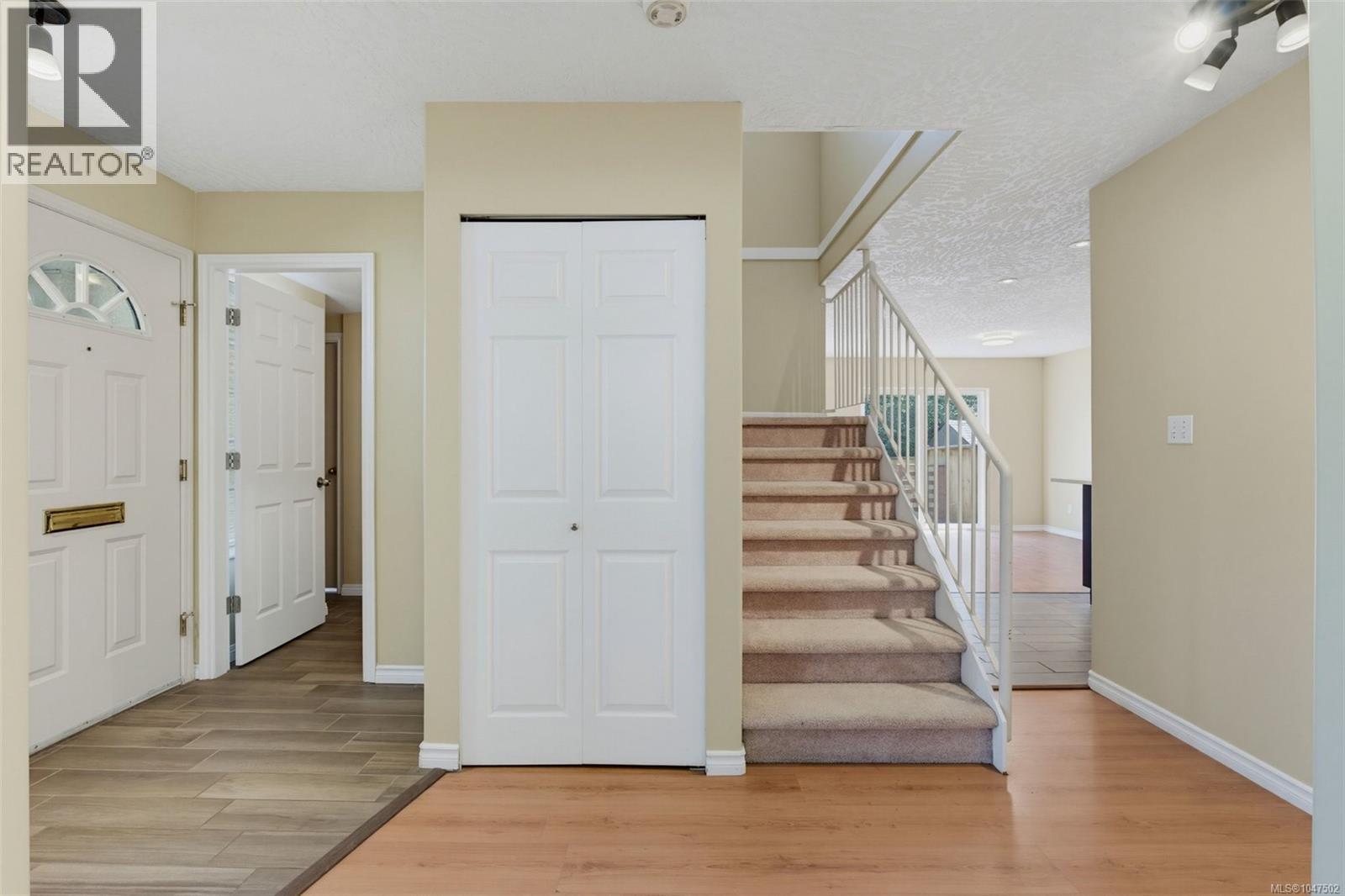  637 Jolly Place, Saanich