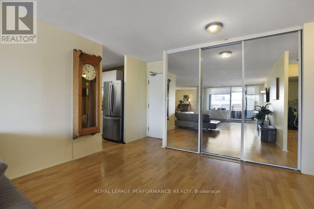 1801 - 71 Somerset Street W
