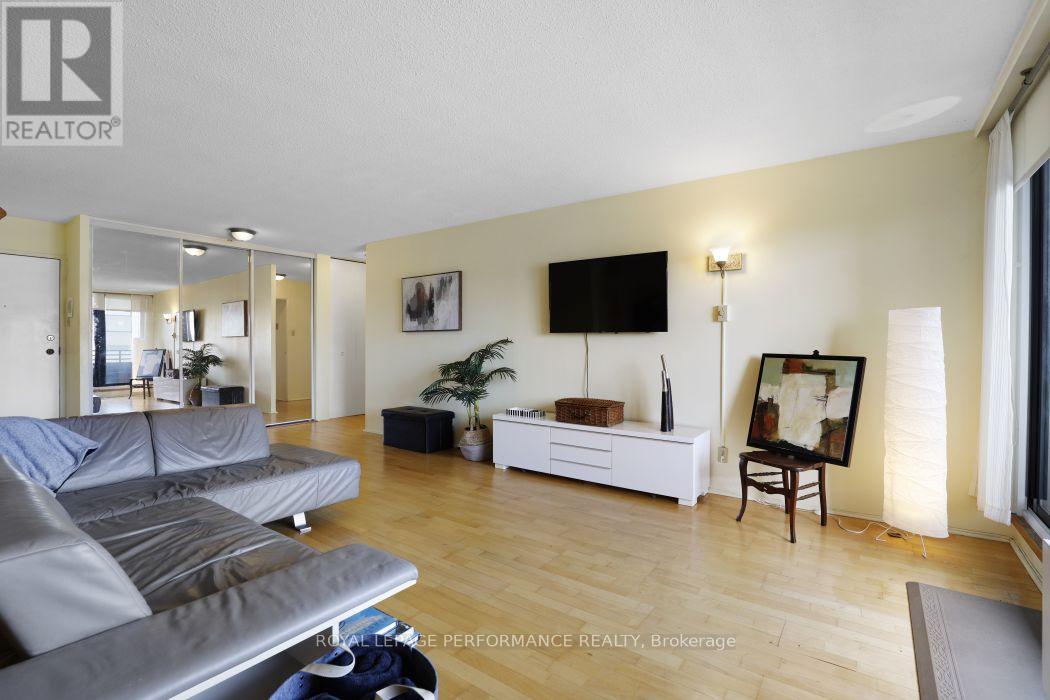 1801 - 71 Somerset Street W