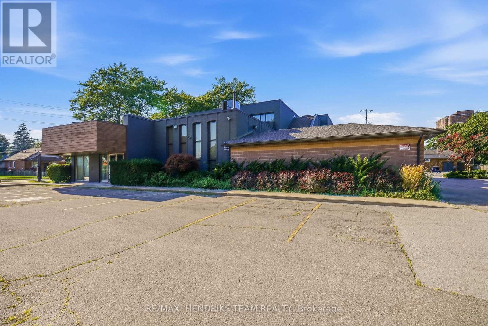 320 Vine Street, St. Catharines (Carlton/Bunting), Ontario, L2M4T3, St. Catharines (Carlton/Bunting), Ontario — photo 4 of 5