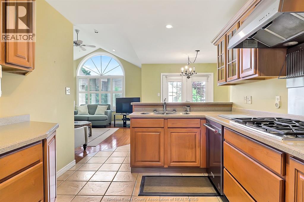 1099 IMPERIAL CRESCENT - 11